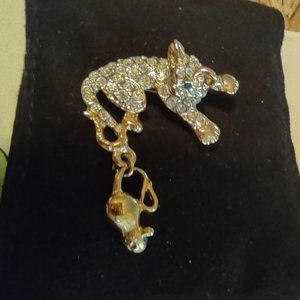Vintage gold tone green-eyed cat with mouse brooch
